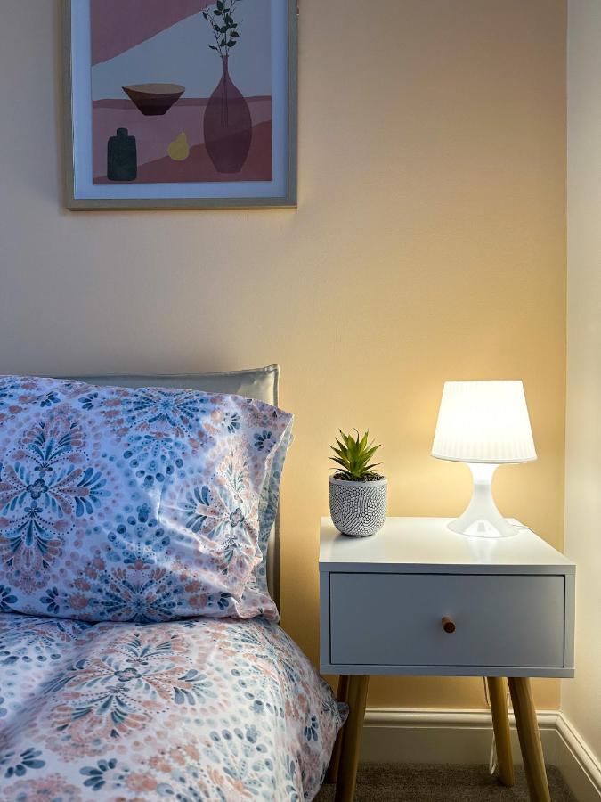 Luxury 2 Bedroom City Centre Apartment - Secure Parking - Amazing Location! Кентърбъри Екстериор снимка