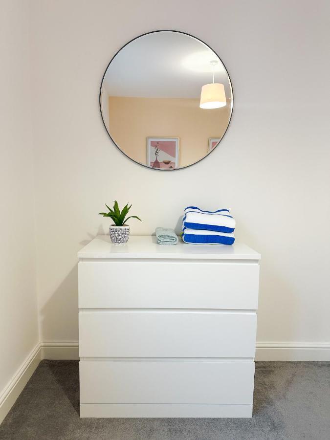 Luxury 2 Bedroom City Centre Apartment - Secure Parking - Amazing Location! Кентърбъри Екстериор снимка