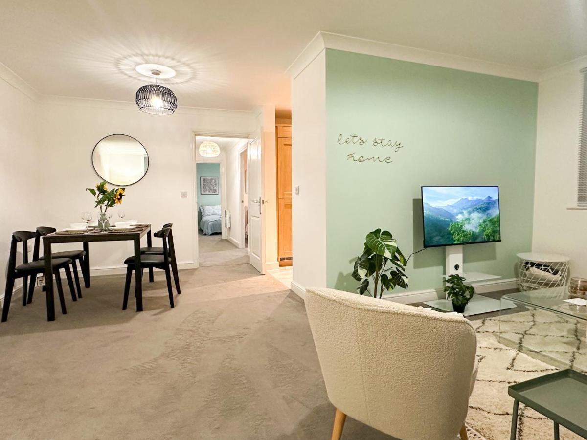 Luxury 2 Bedroom City Centre Apartment - Secure Parking - Amazing Location! Кентърбъри Екстериор снимка