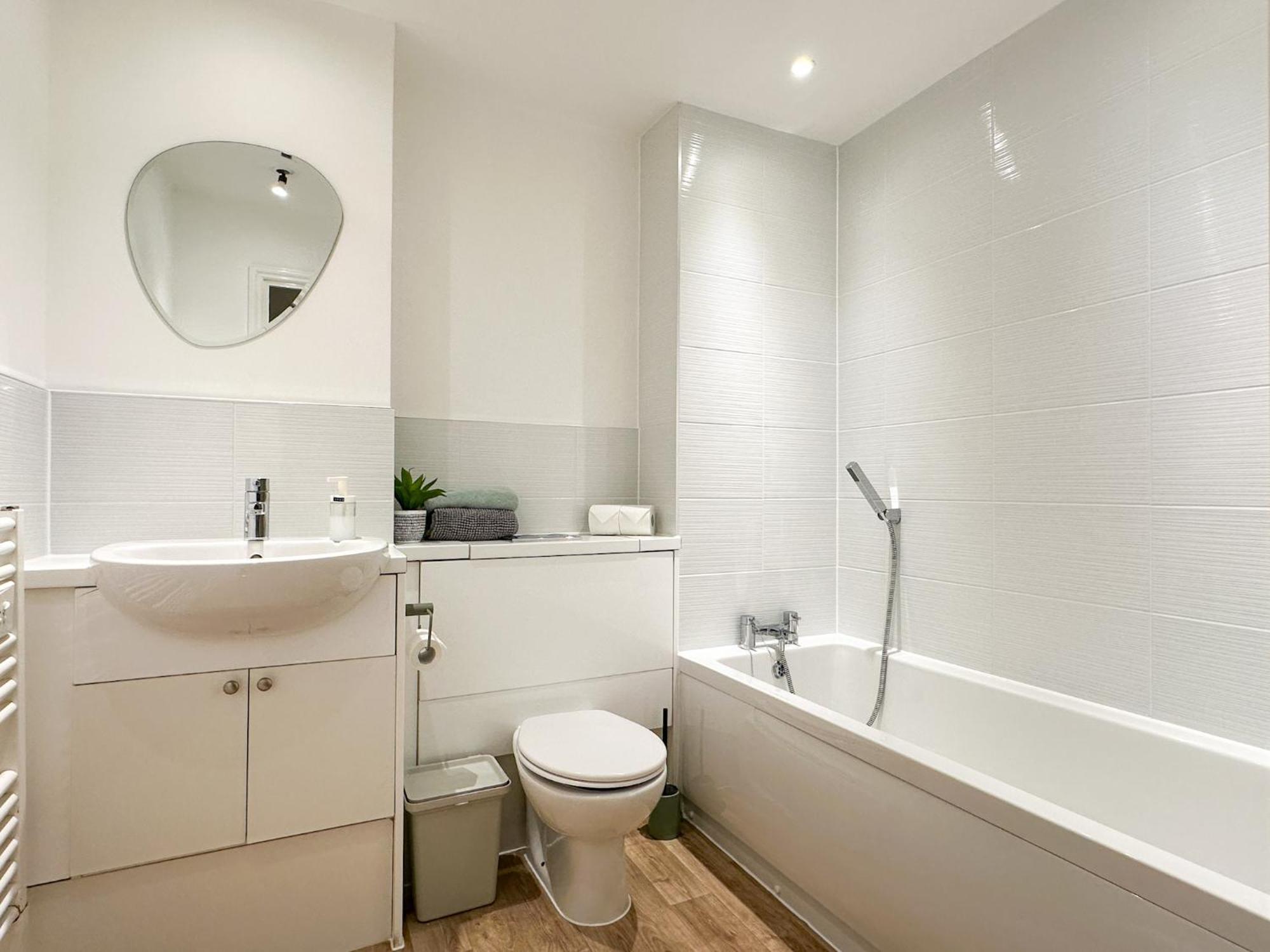 Luxury 2 Bedroom City Centre Apartment - Secure Parking - Amazing Location! Кентърбъри Екстериор снимка